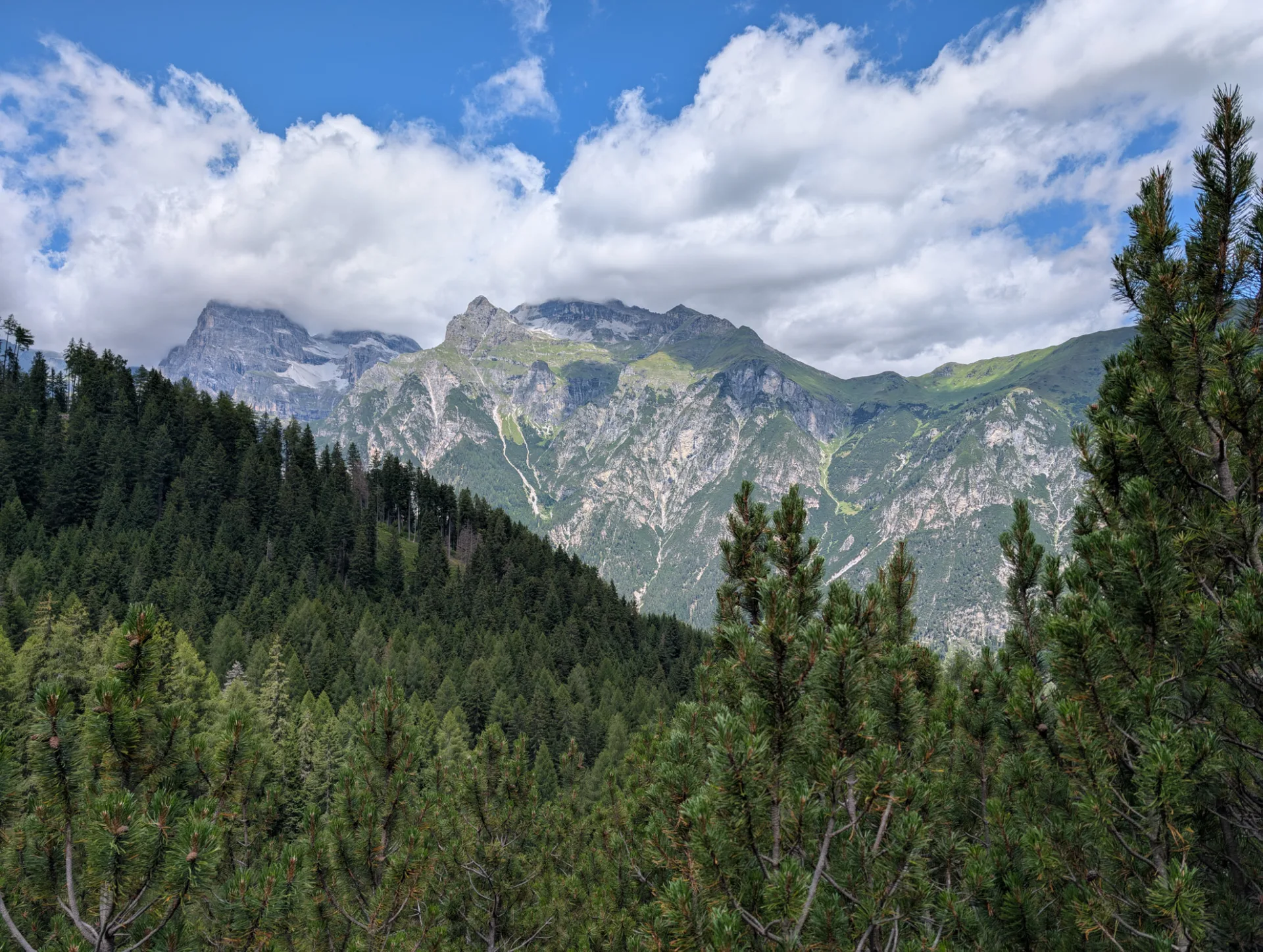 The Pflerscher Tribulaun peaks above the valley floor