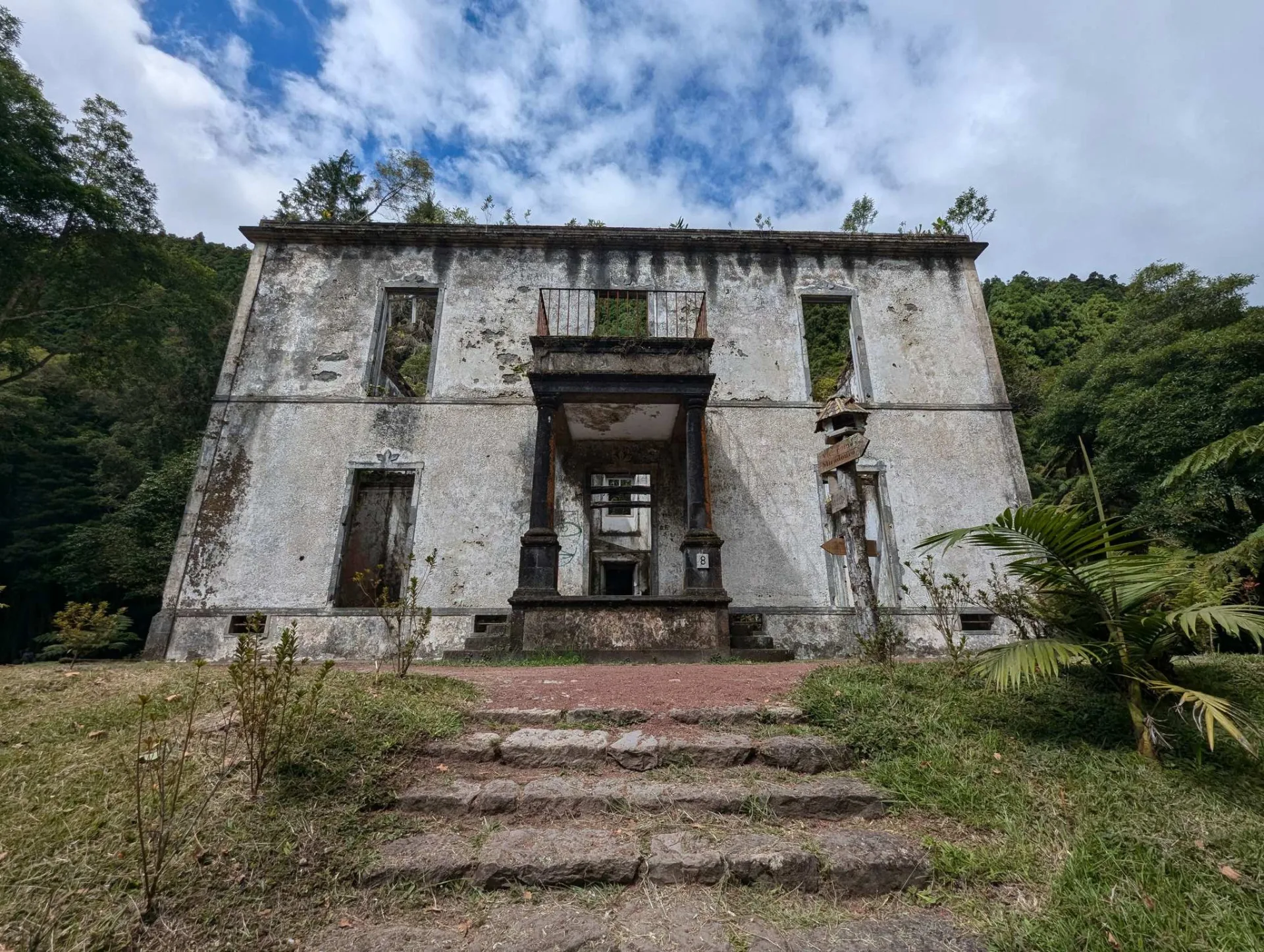 An abandoned mansion by Lagoa das Furnas