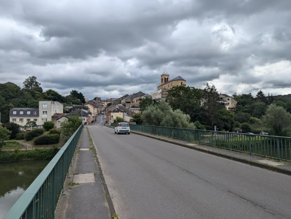 From the bridge, the view of Montcy-Saint-Pierre, its church under scaffolding.