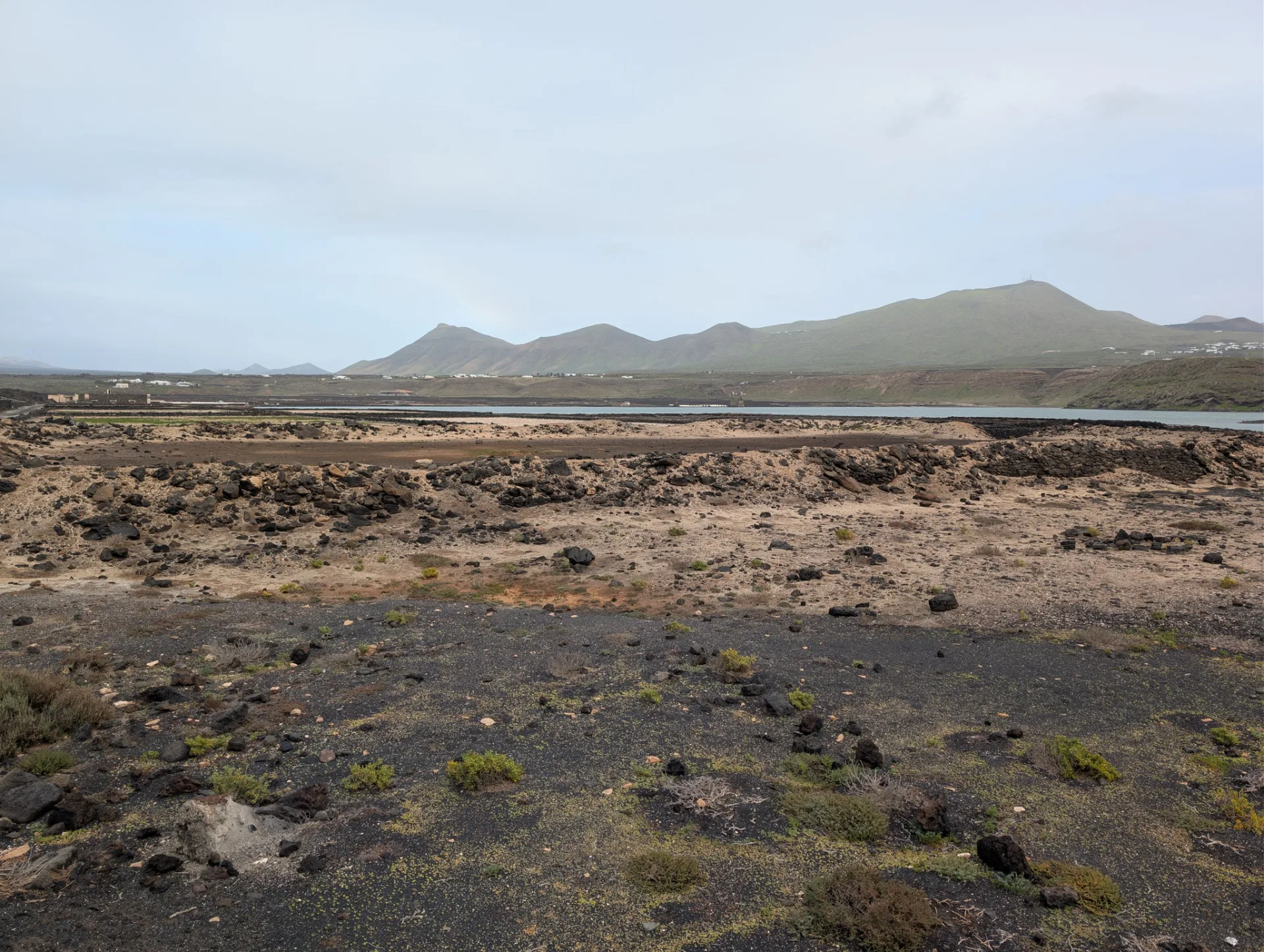 A wide, barren plain on the way to the lagoon.