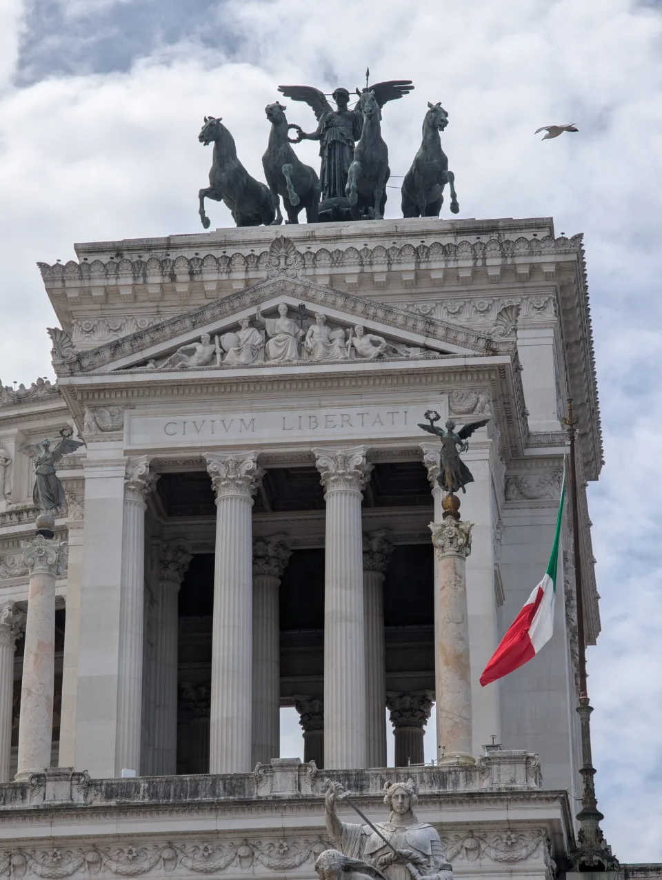 Vittoriano — Civium Libertati and the winged quadriga above the columns