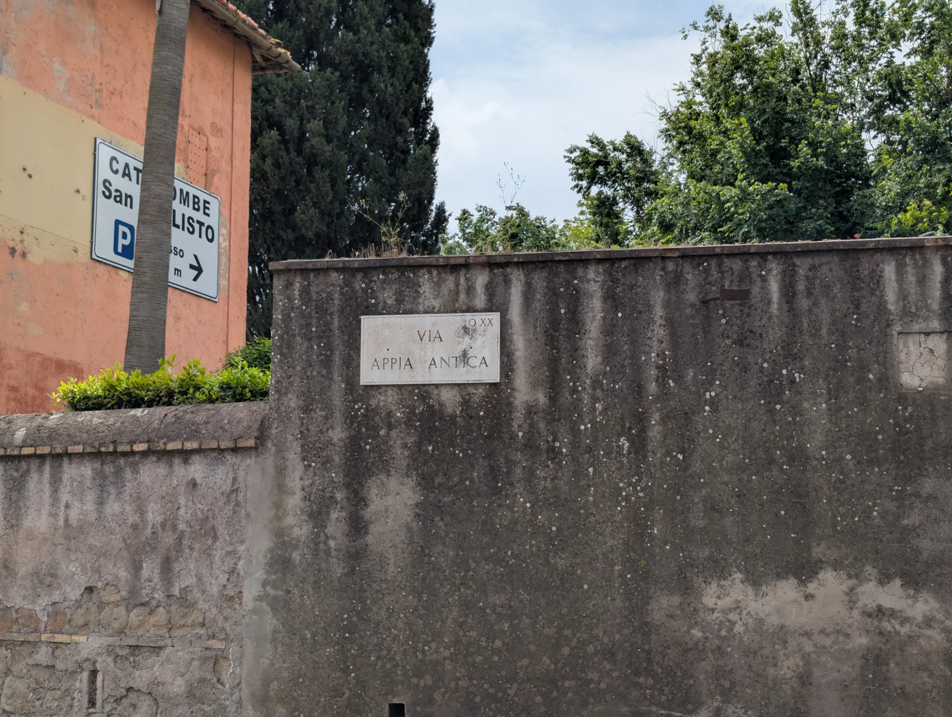 Signpost to the catacombs — the transition to the Via Appia Antica