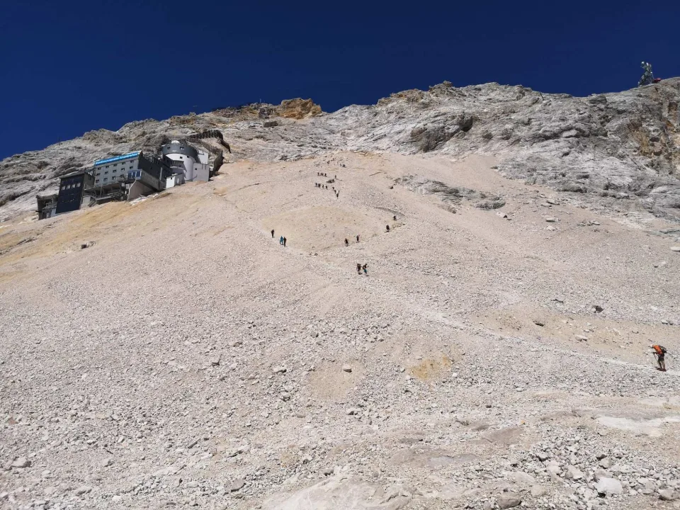 The final stretch across the plateau up to the Sonn-Alpin station.